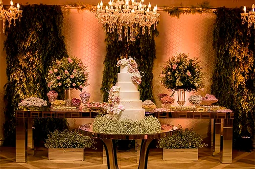 Pastel de lujo decorado con flores comestibles